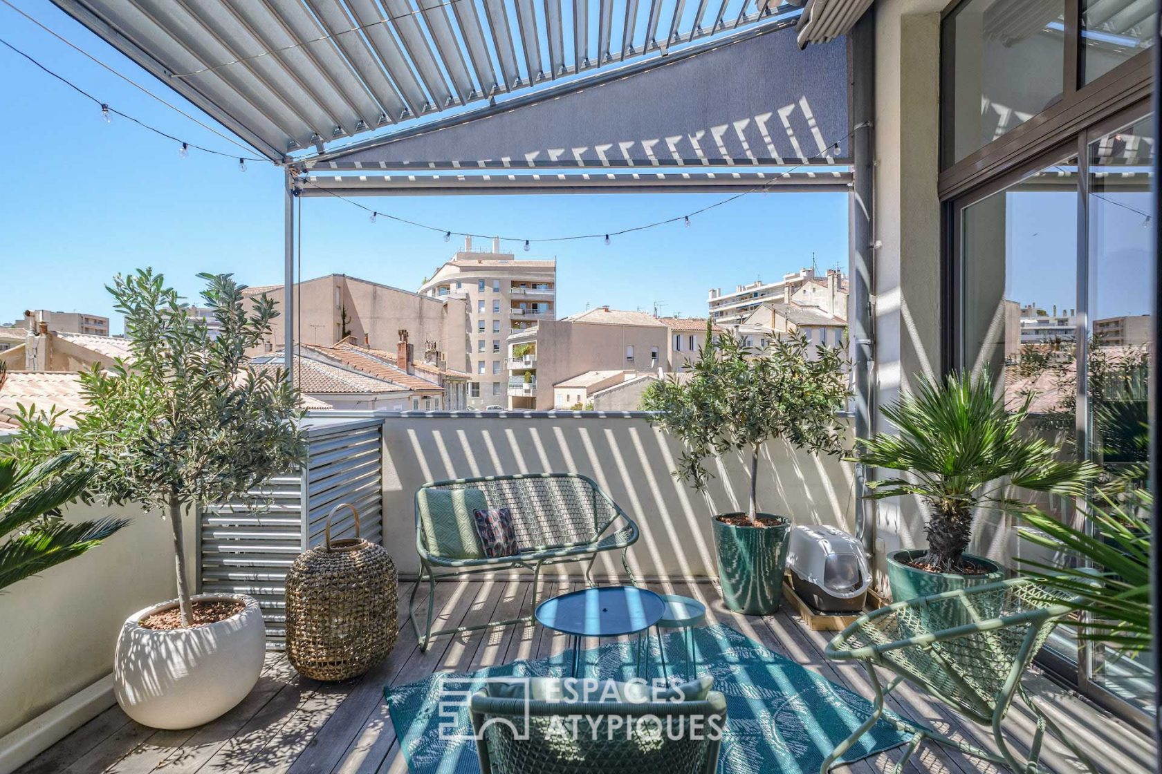 Maison d’architecte avec extérieur en ville