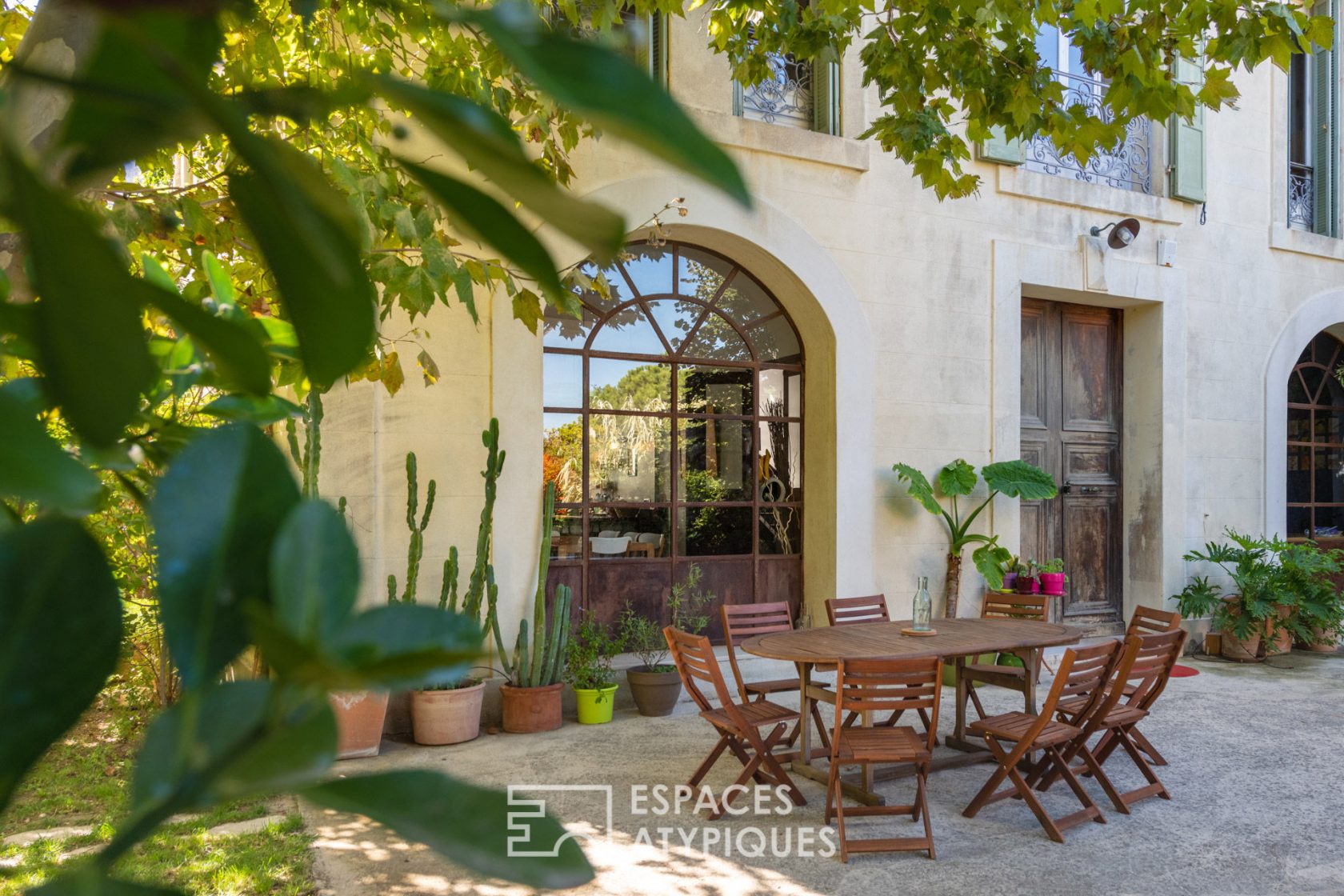 Bastides en pierres de taille avec jardin et piscine