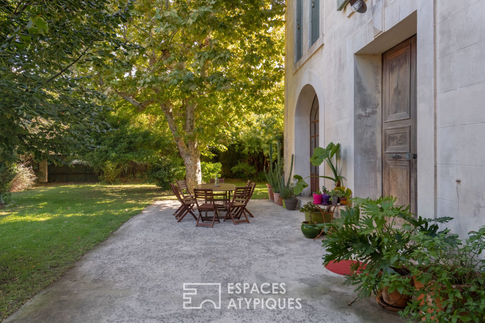 Bastides en pierres de taille avec jardin et piscine