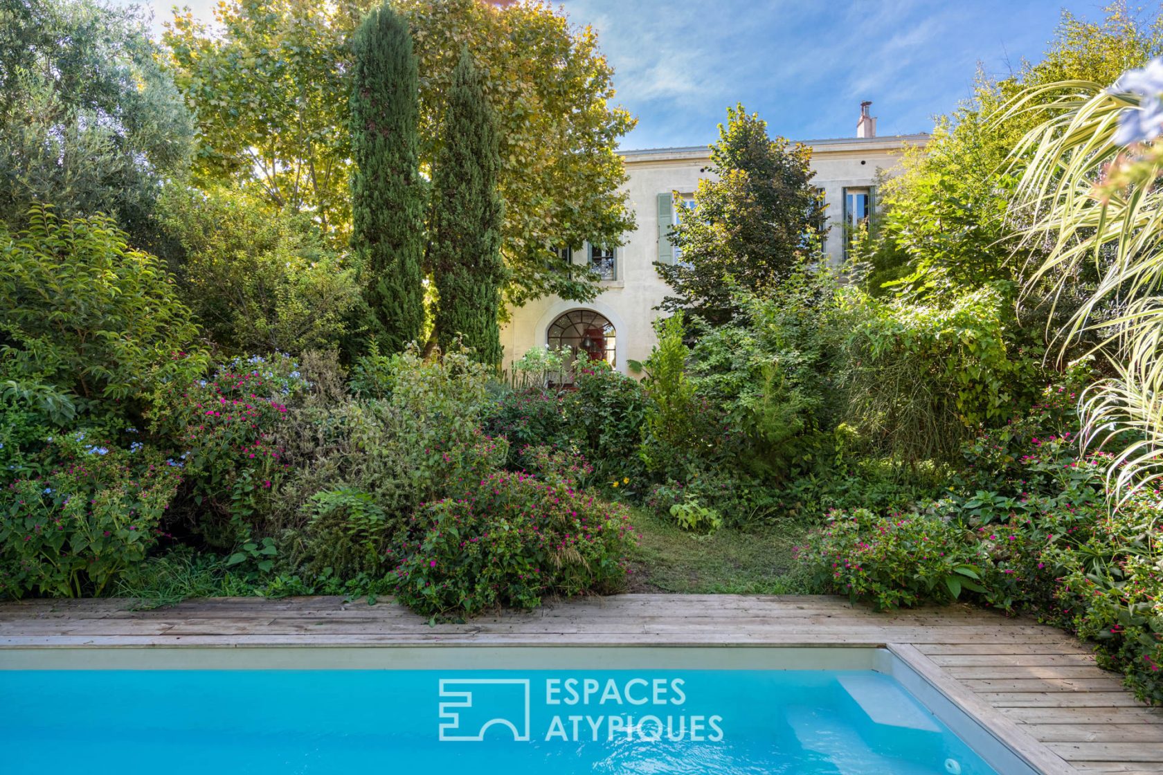 Bastides en pierres de taille avec jardin et piscine