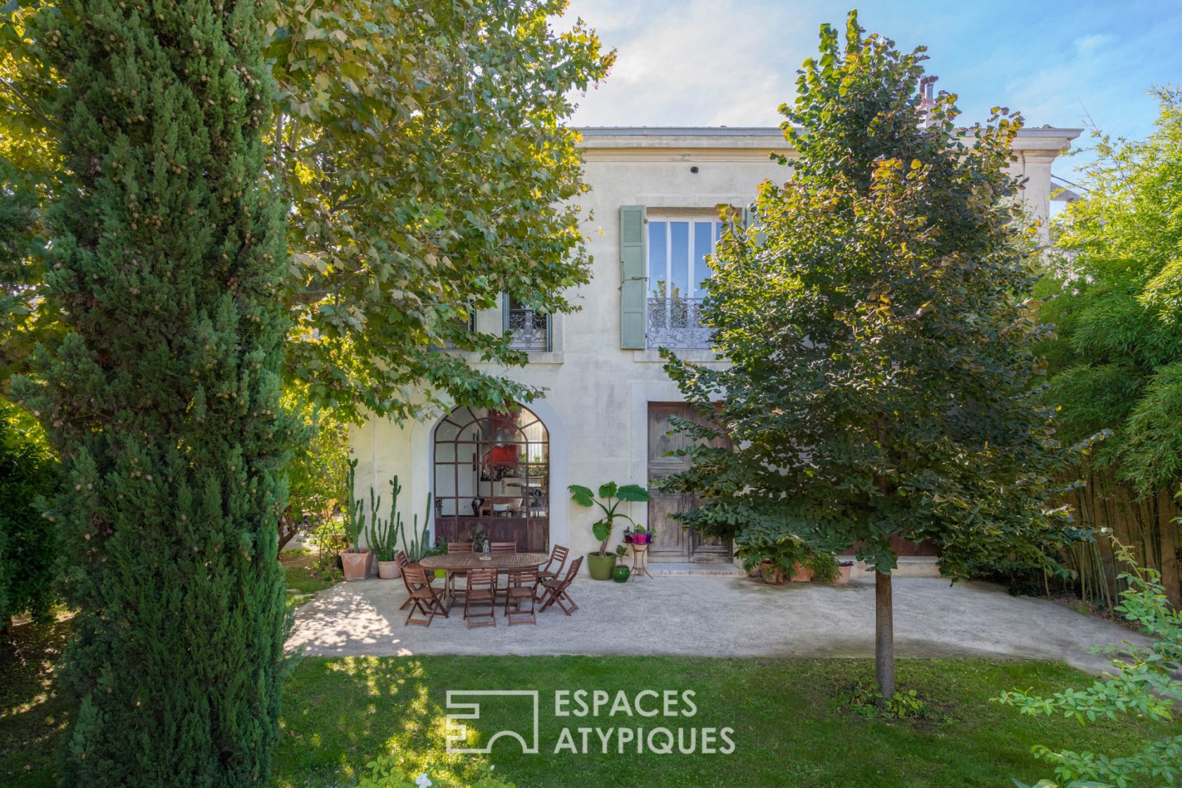 Bastides en pierres de taille avec jardin et piscine