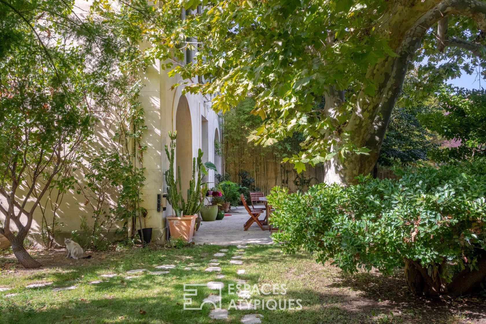 Bastides en pierres de taille avec jardin et piscine