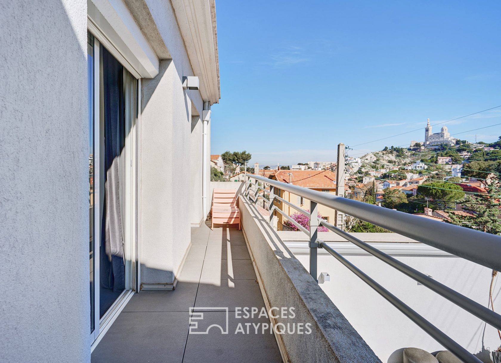 Maison de ville contemporaine avec vue