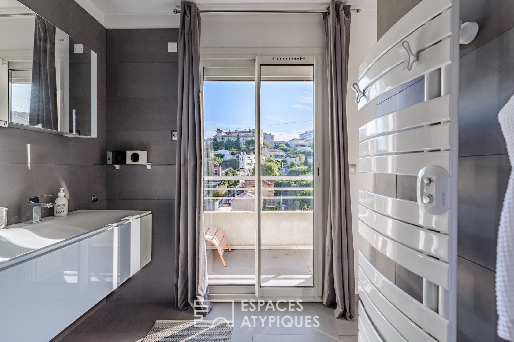 Maison de ville contemporaine avec vue