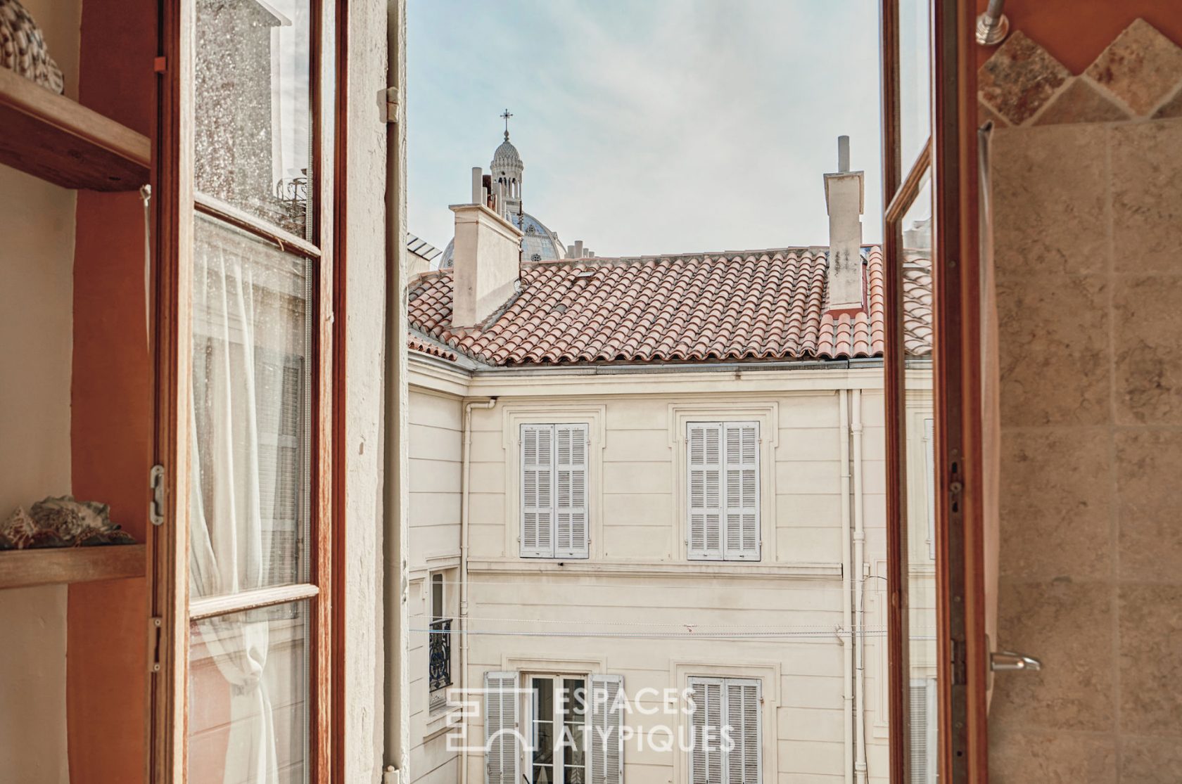 Top floor apartment with sea view