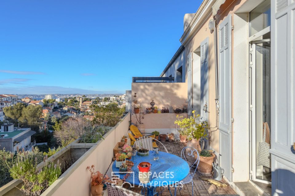 13007 MARSEILLE - Maison de ville rénovée avec terrasse et vue - Réf. 1371EM