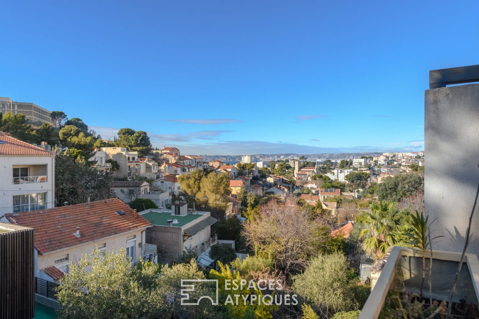 Maison de ville rénovée avec terrasse et vue