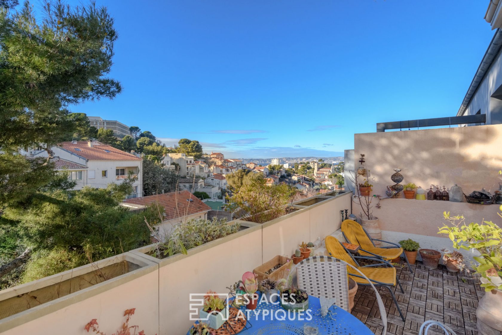 Maison de ville rénovée avec terrasse et vue