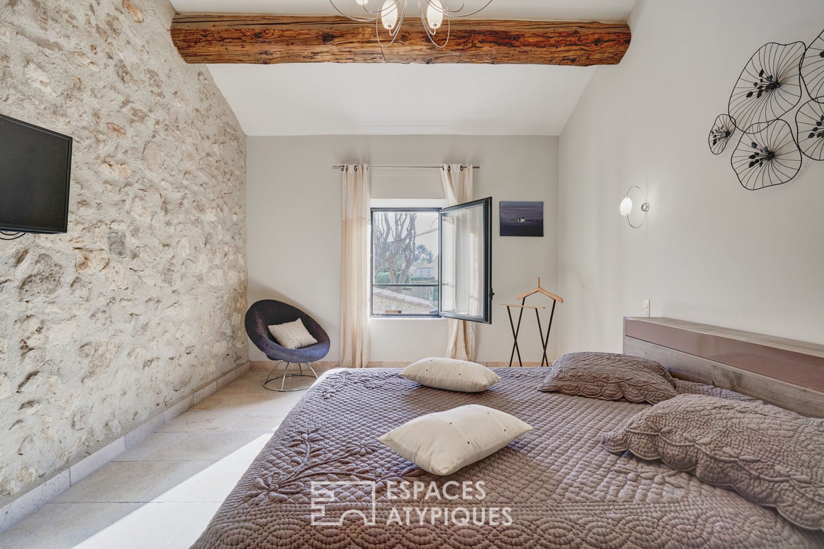 Charming house revisited in the heart of the village