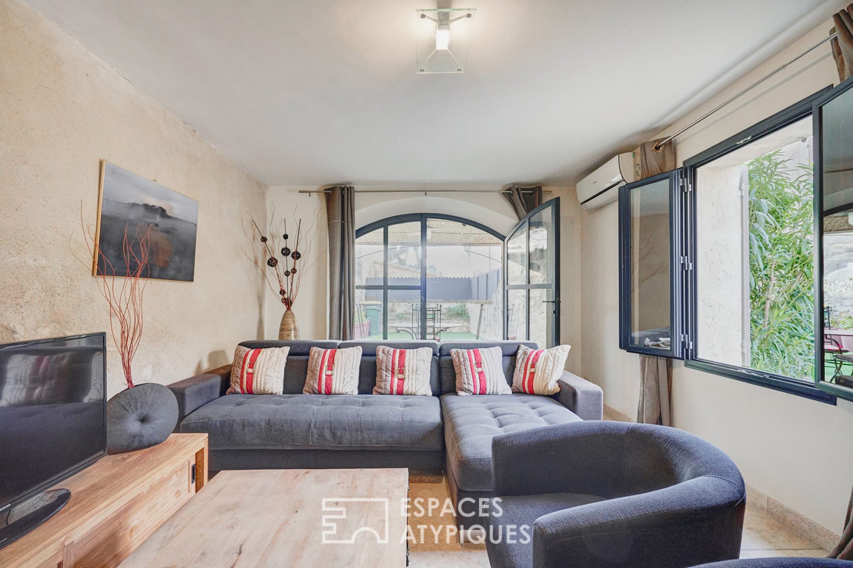 Charming house revisited in the heart of the village