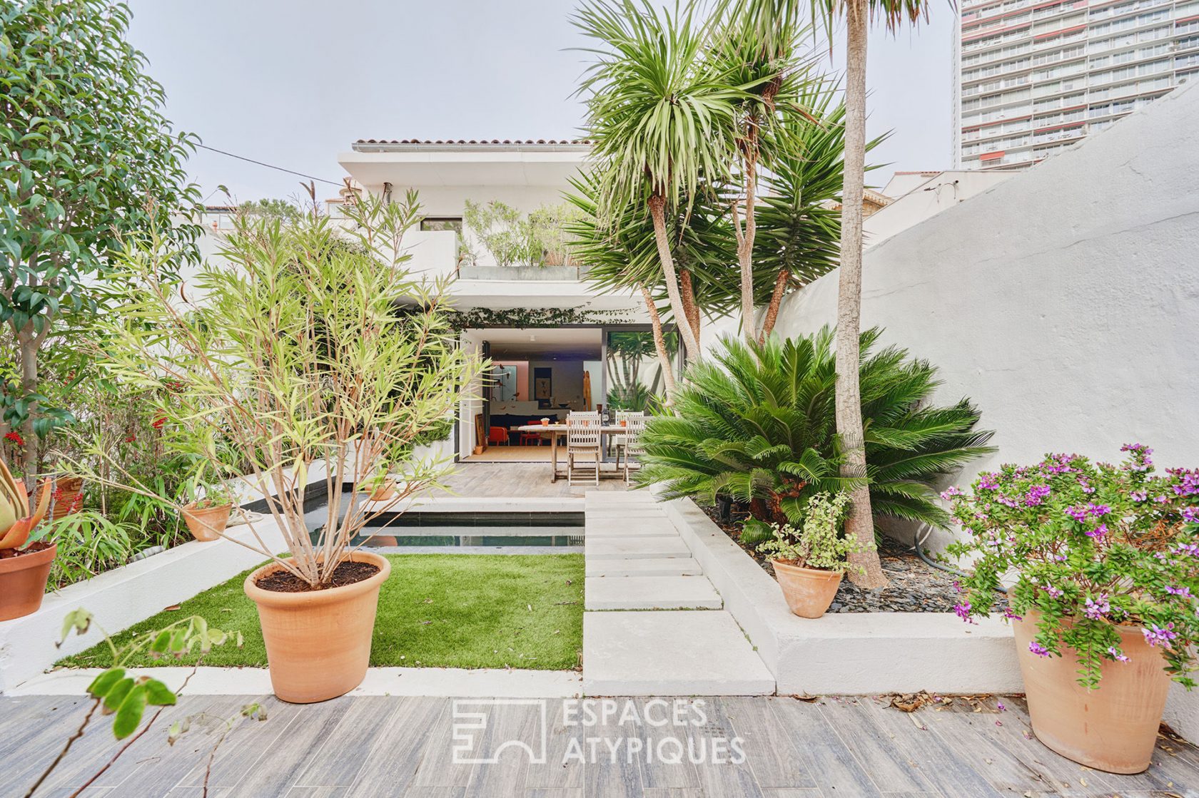 Townhouse revisited in contemporary with swimming pool