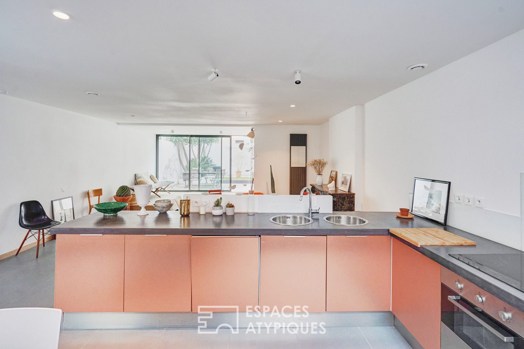 Townhouse revisited in contemporary with swimming pool