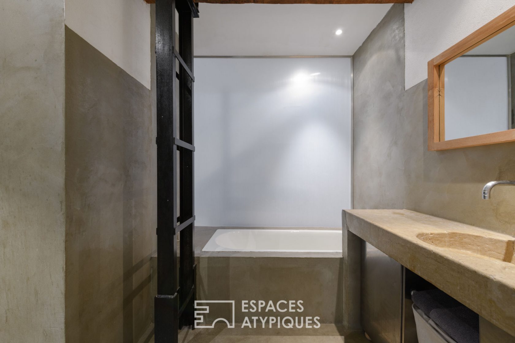 Unsuspected duplex loft with courtyard