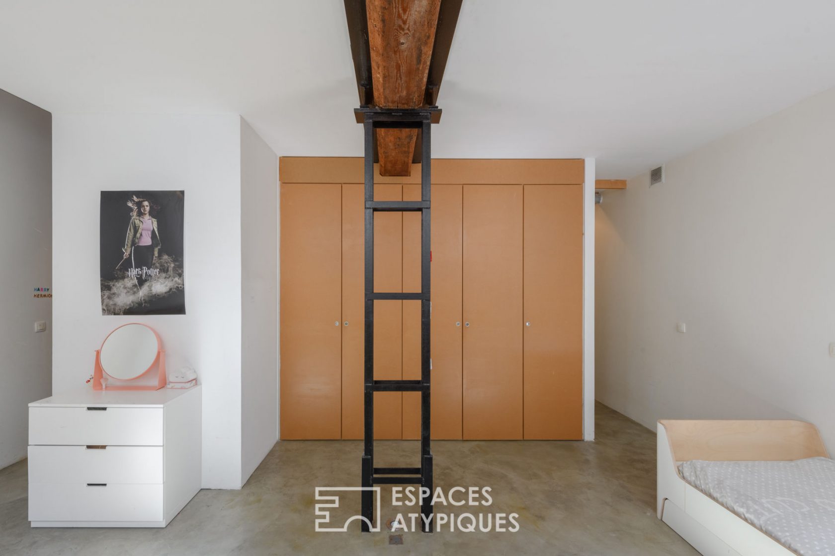 Unsuspected duplex loft with courtyard