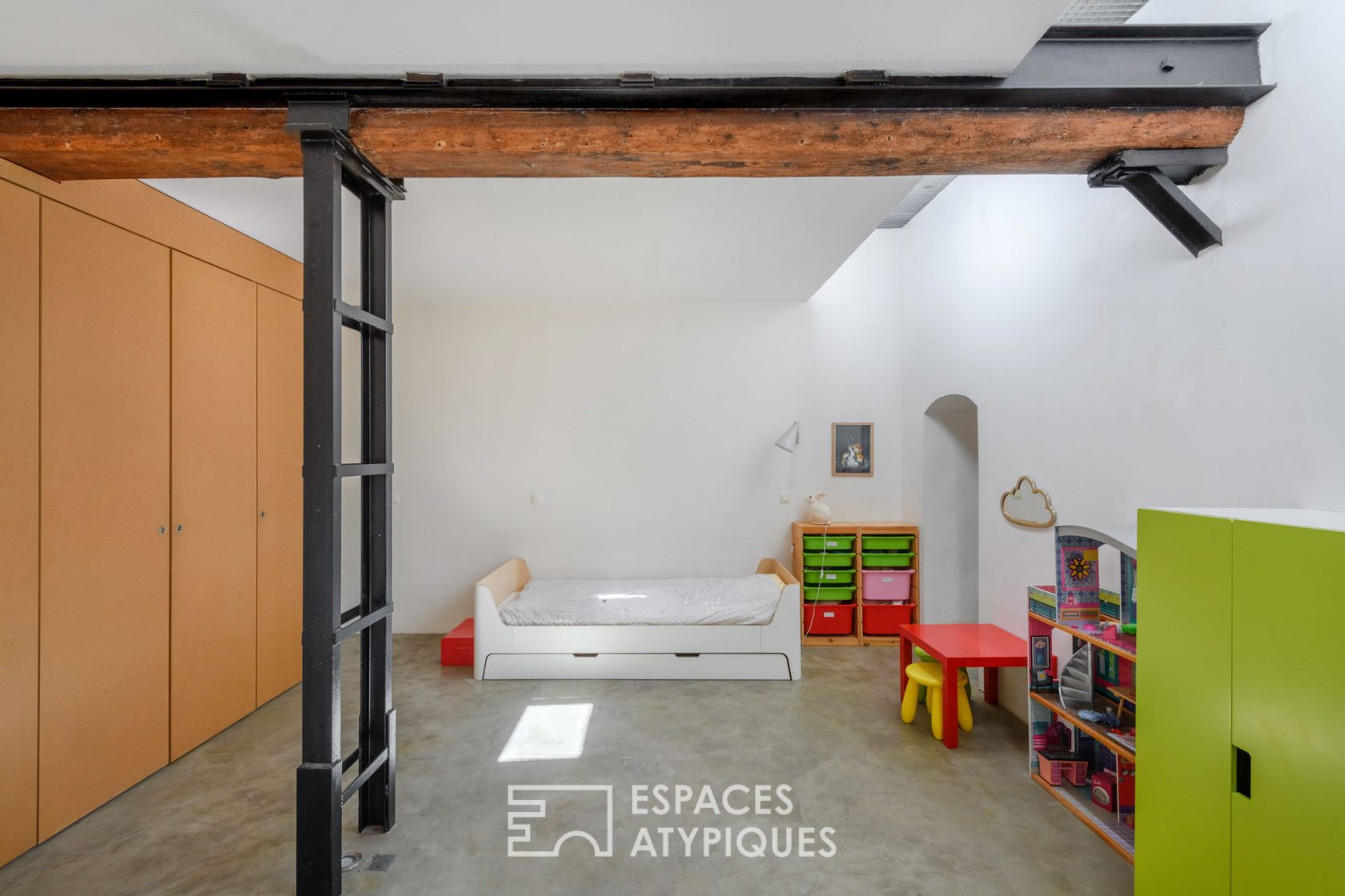 Unsuspected duplex loft with courtyard