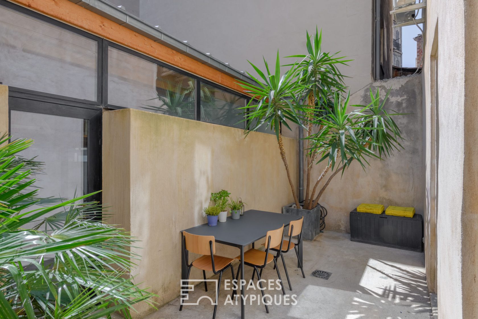 Unsuspected duplex loft with courtyard