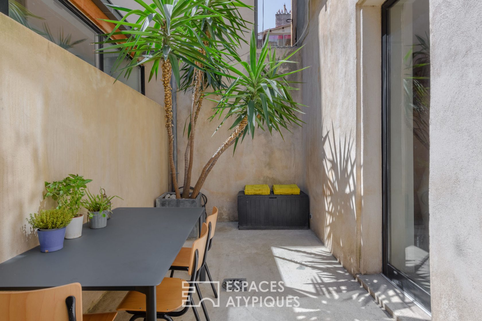 Unsuspected duplex loft with courtyard