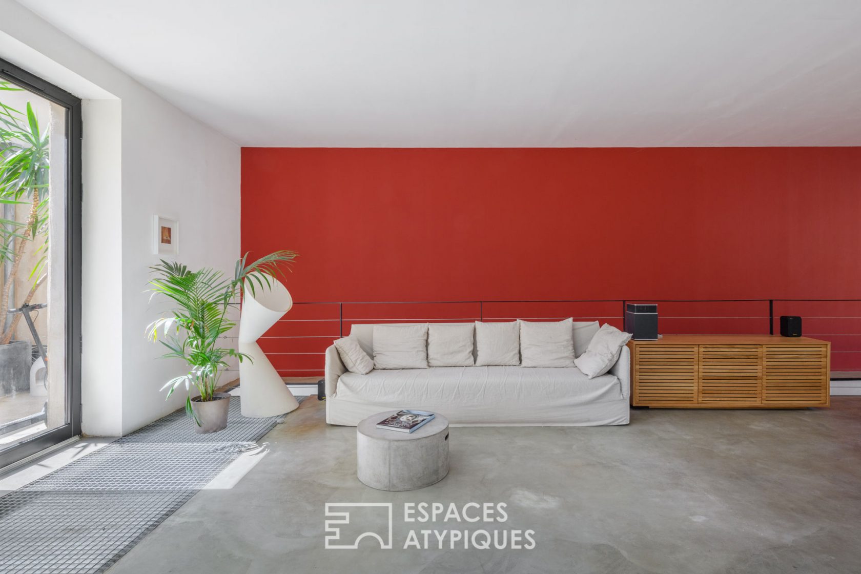 Unsuspected duplex loft with courtyard