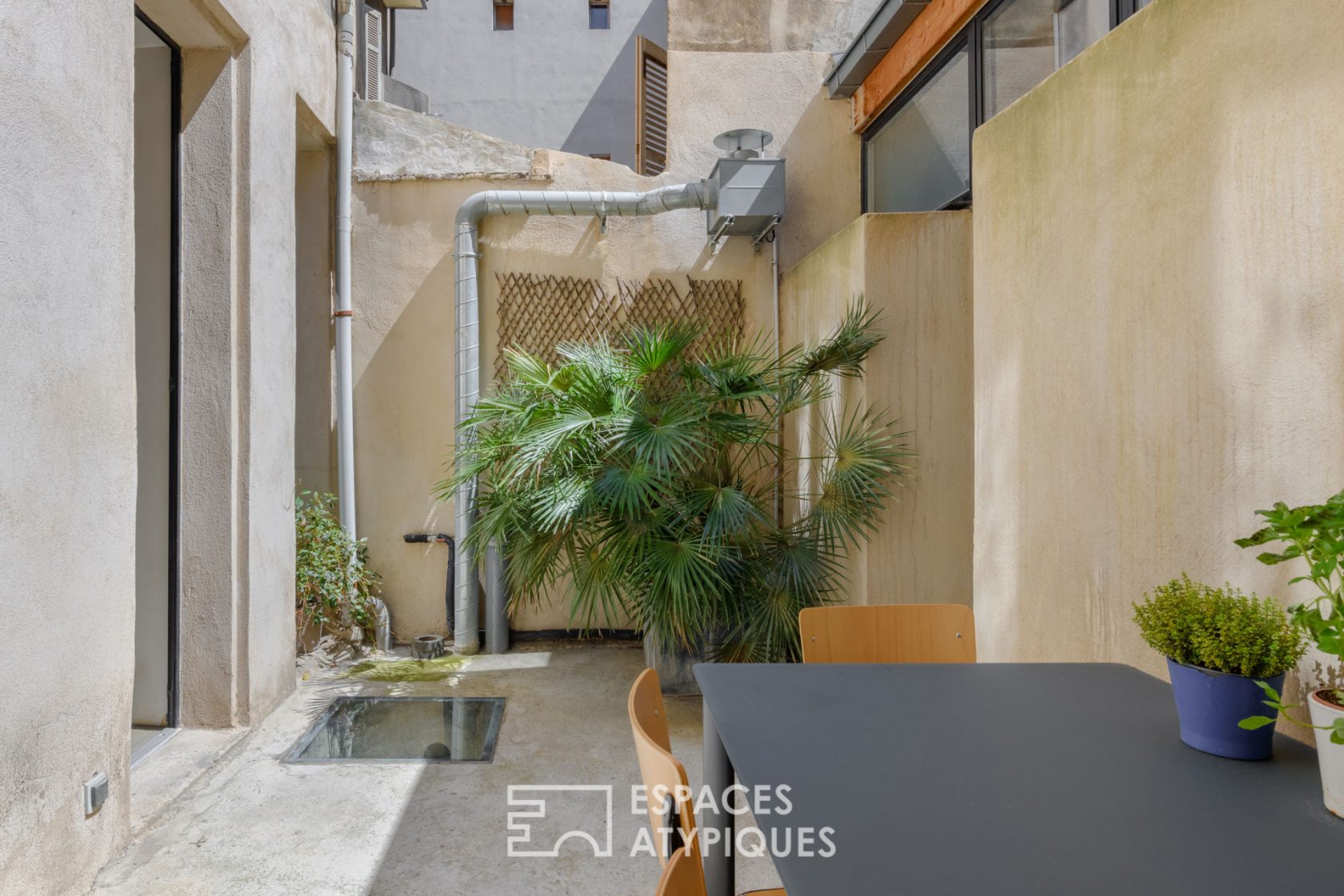 Unsuspected duplex loft with courtyard