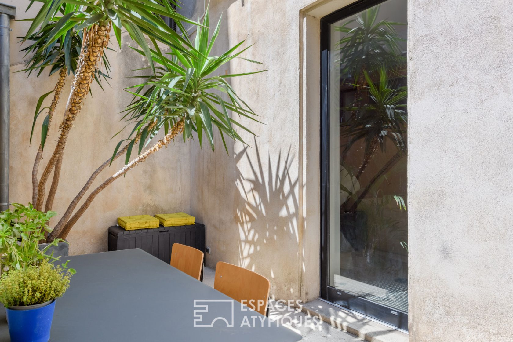 Unsuspected duplex loft with courtyard