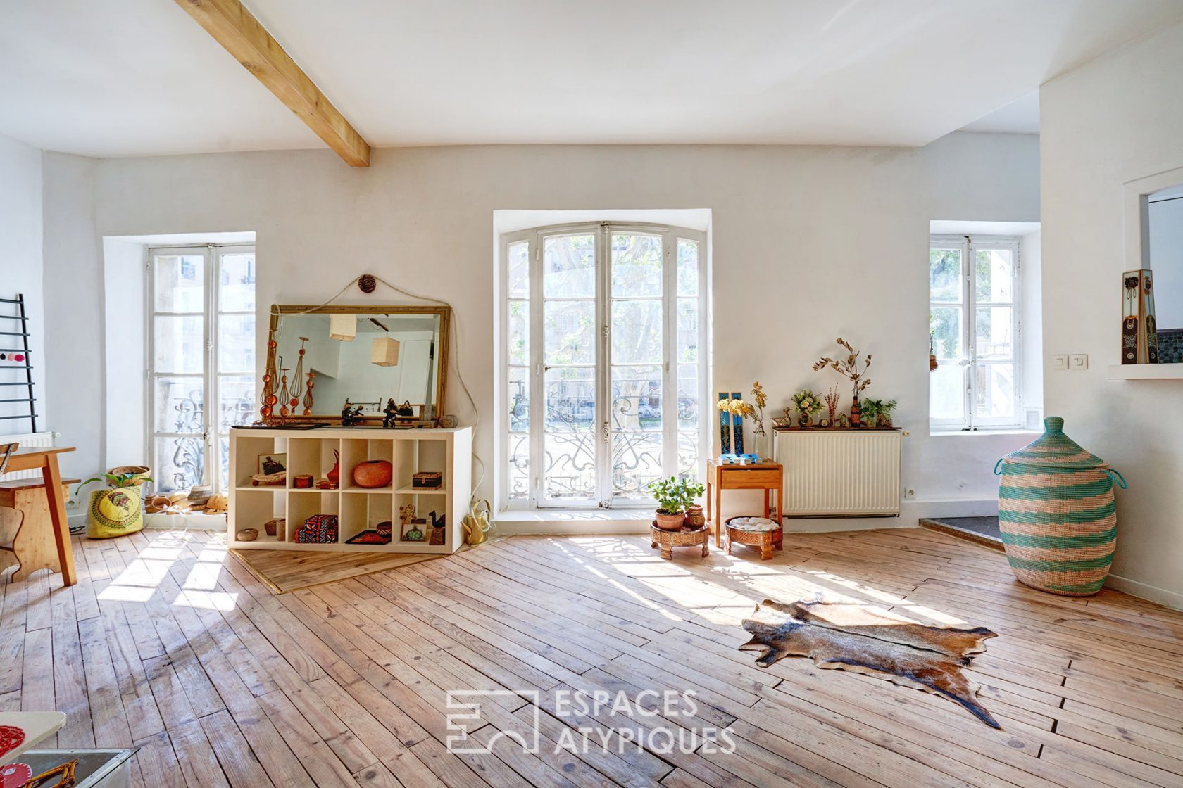 Bourgeois apartment renovated in a building of character