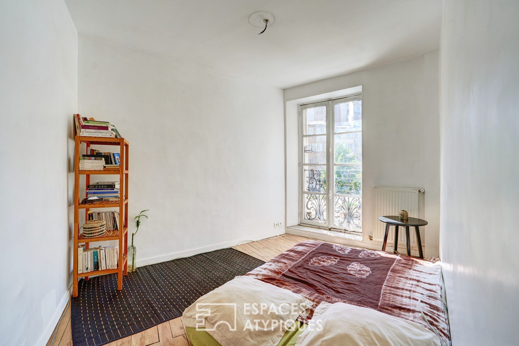 Bourgeois apartment renovated in a building of character