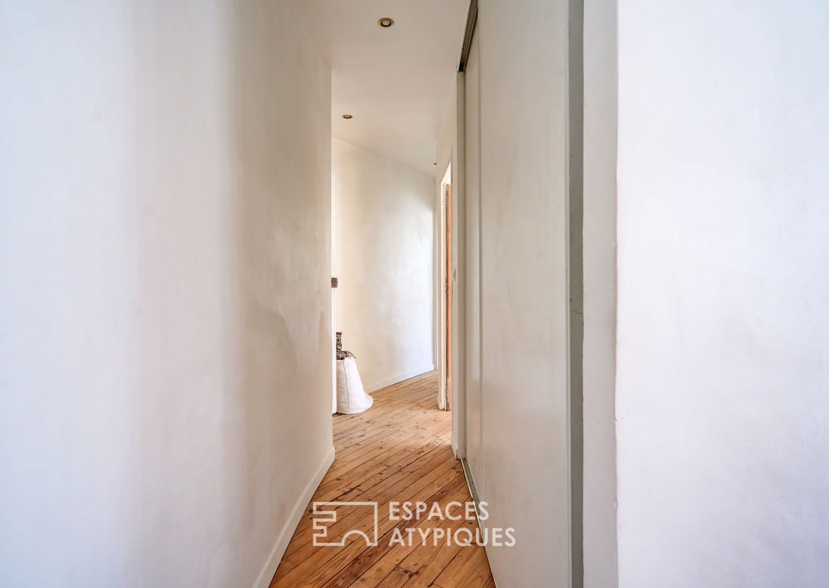 Bourgeois apartment renovated in a building of character