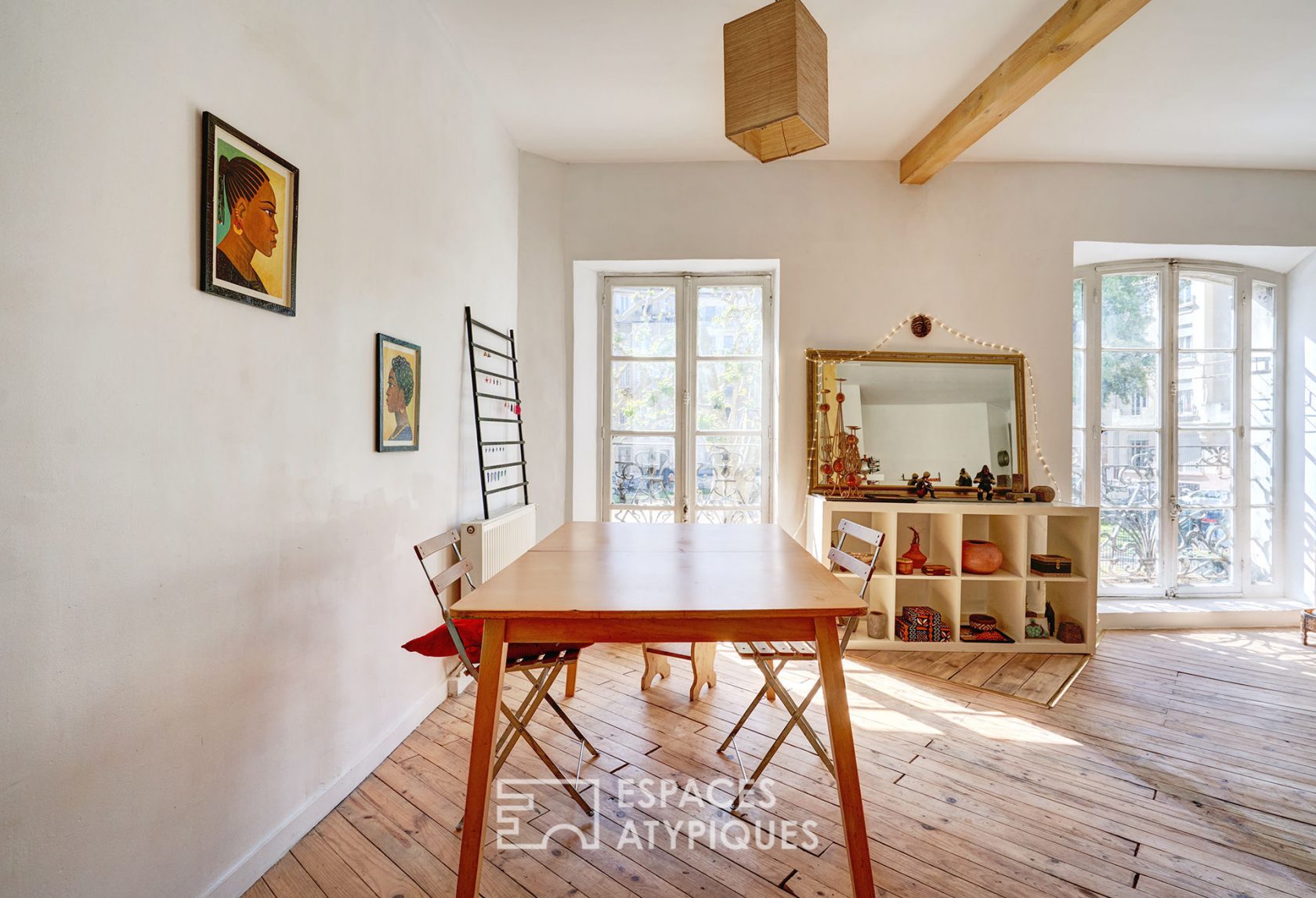 Bourgeois apartment renovated in a building of character