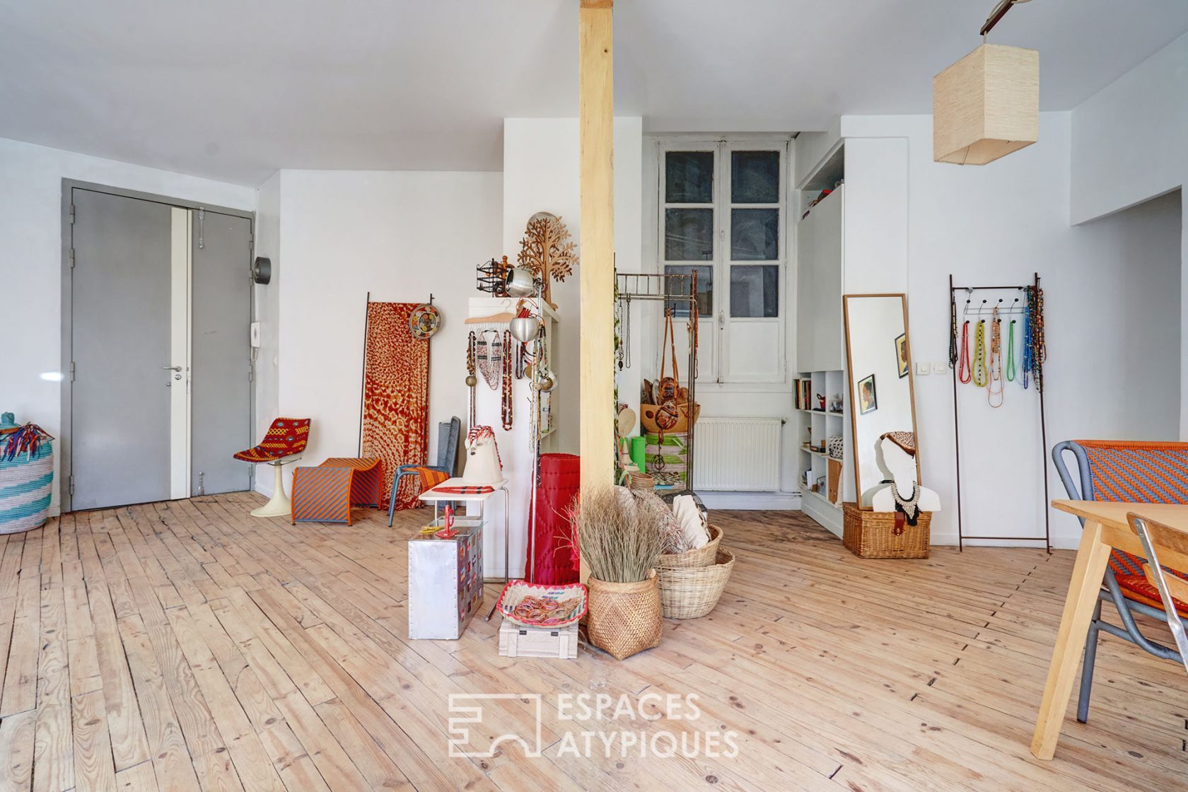 Bourgeois apartment renovated in a building of character