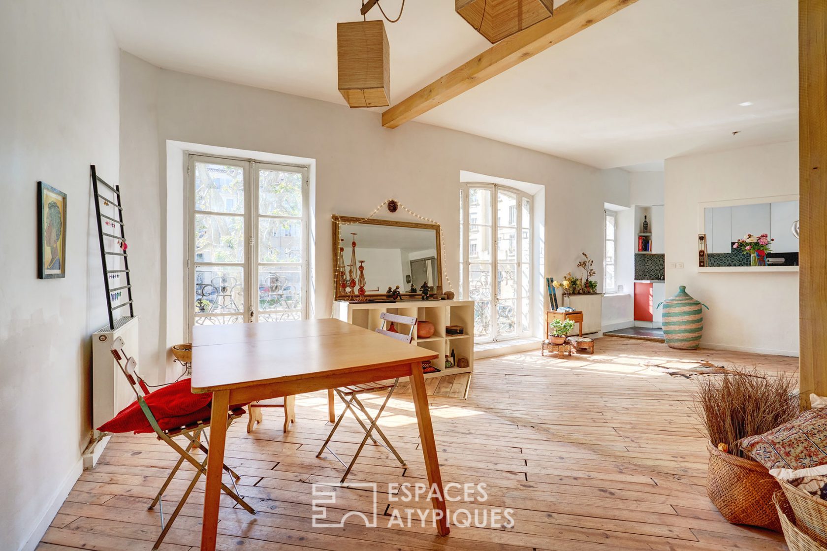 Bourgeois apartment renovated in a building of character