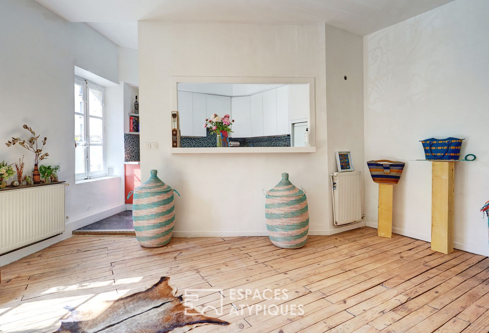 Bourgeois apartment renovated in a building of character