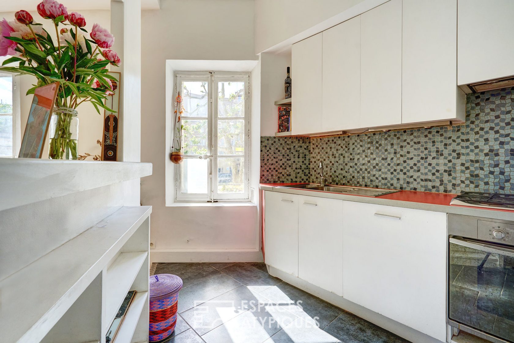 Bourgeois apartment renovated in a building of character