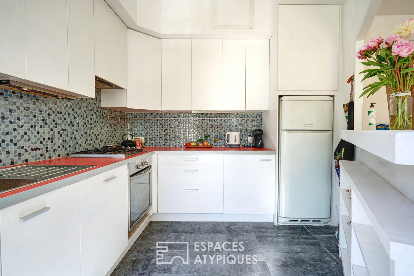 Bourgeois apartment renovated in a building of character