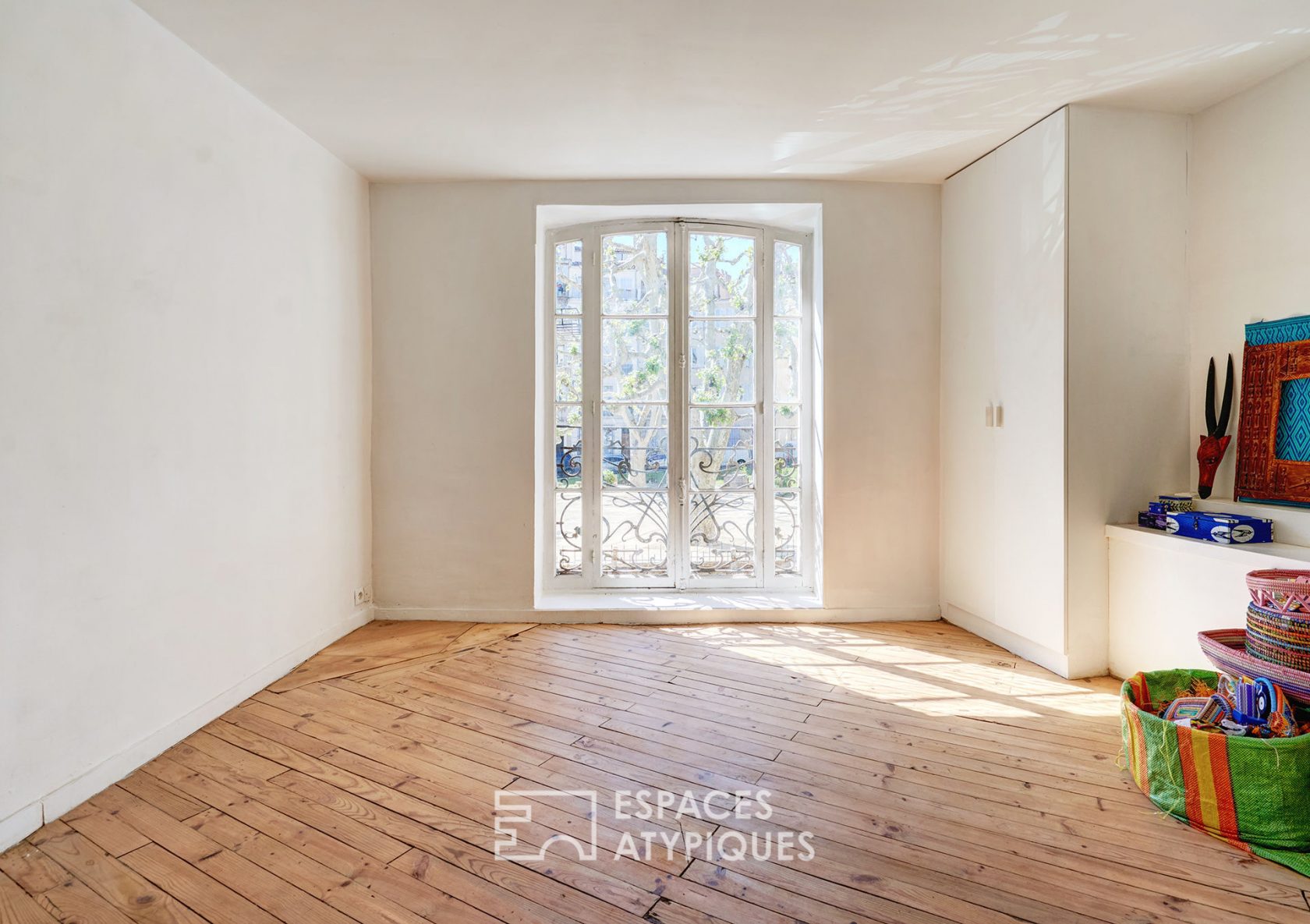Bourgeois apartment renovated in a building of character