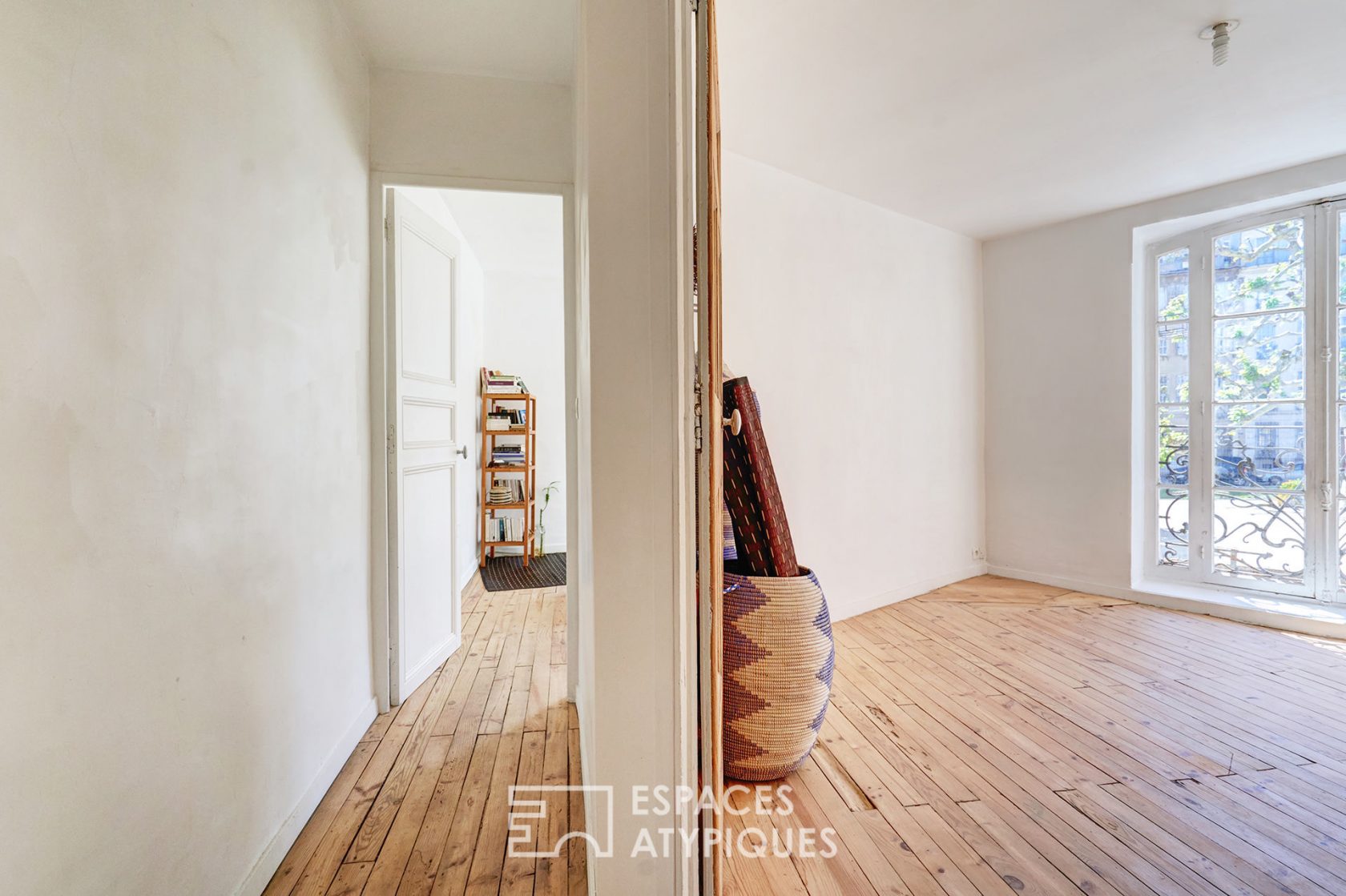 Bourgeois apartment renovated in a building of character