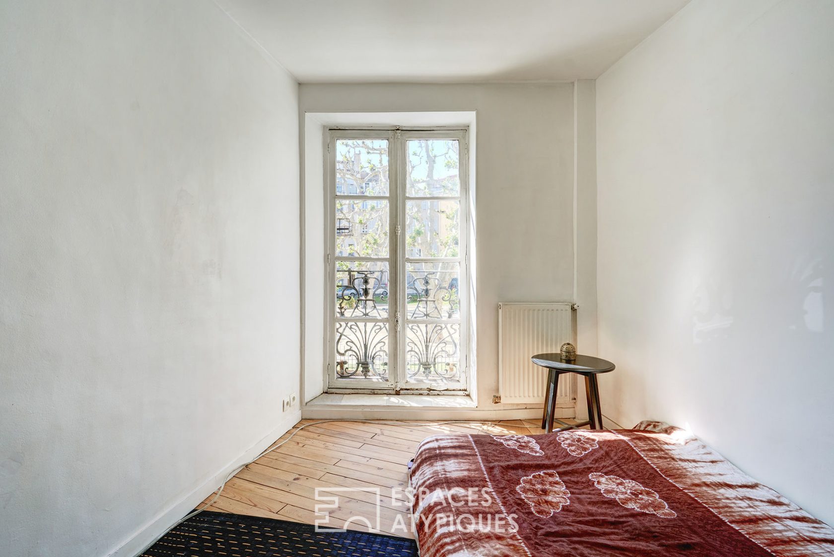 Bourgeois apartment renovated in a building of character