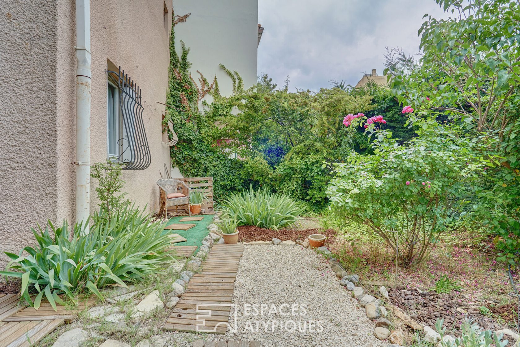 Appartement avec jardin arboré