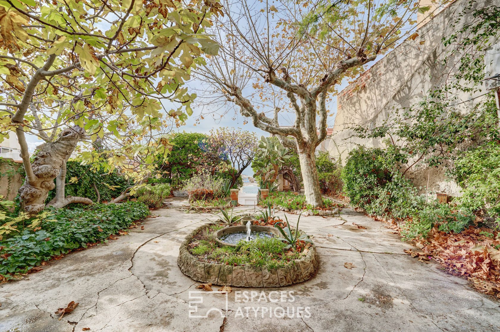 Maison de ville avec jardin et vue mer à renover