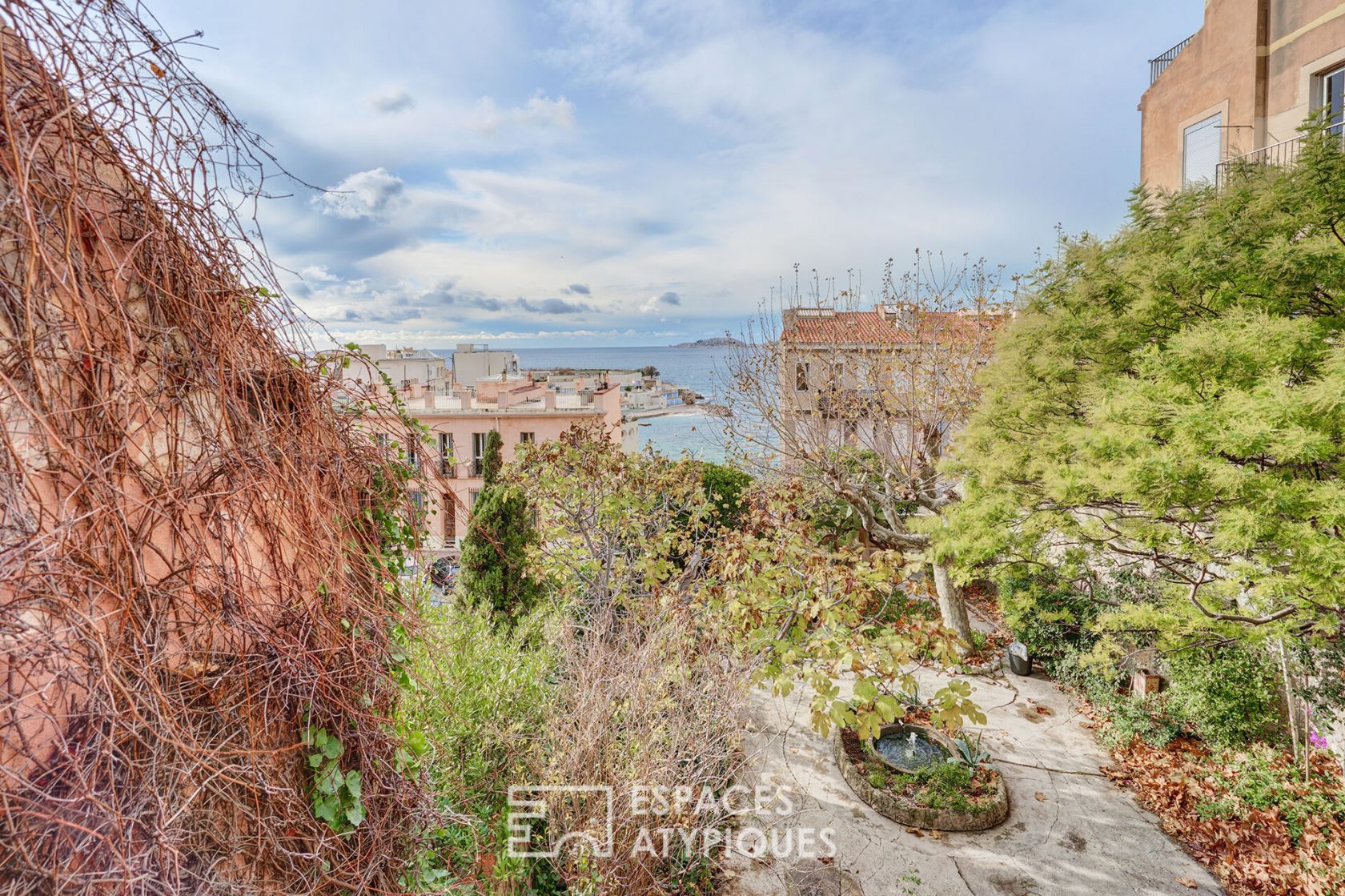 Maison de ville avec jardin et vue mer à renover