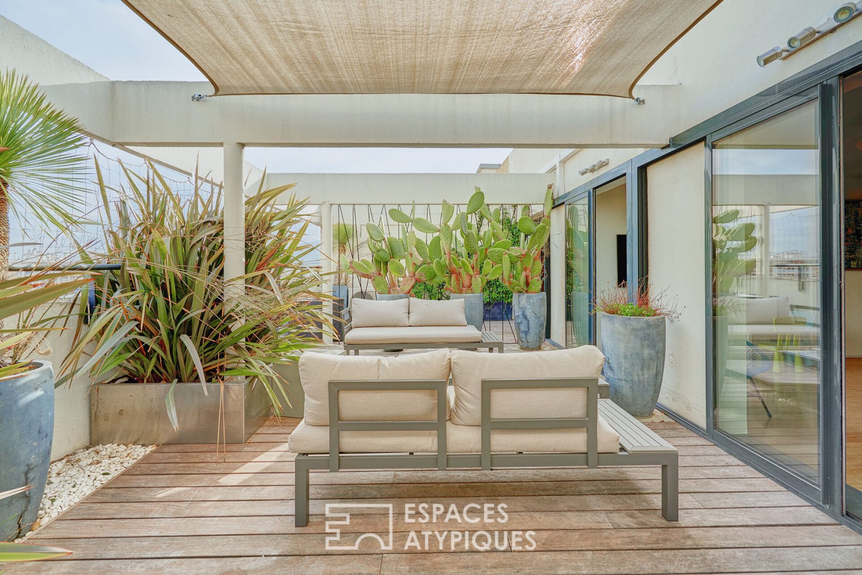 Dernier étage avec terrasse et vue