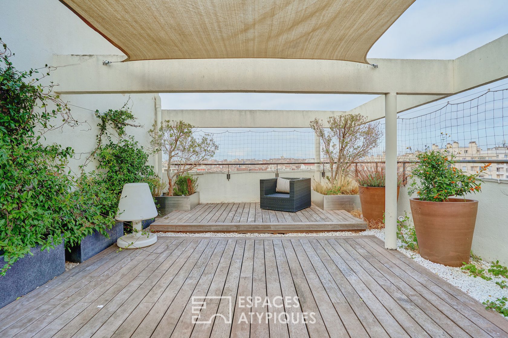 Dernier étage avec terrasse et vue