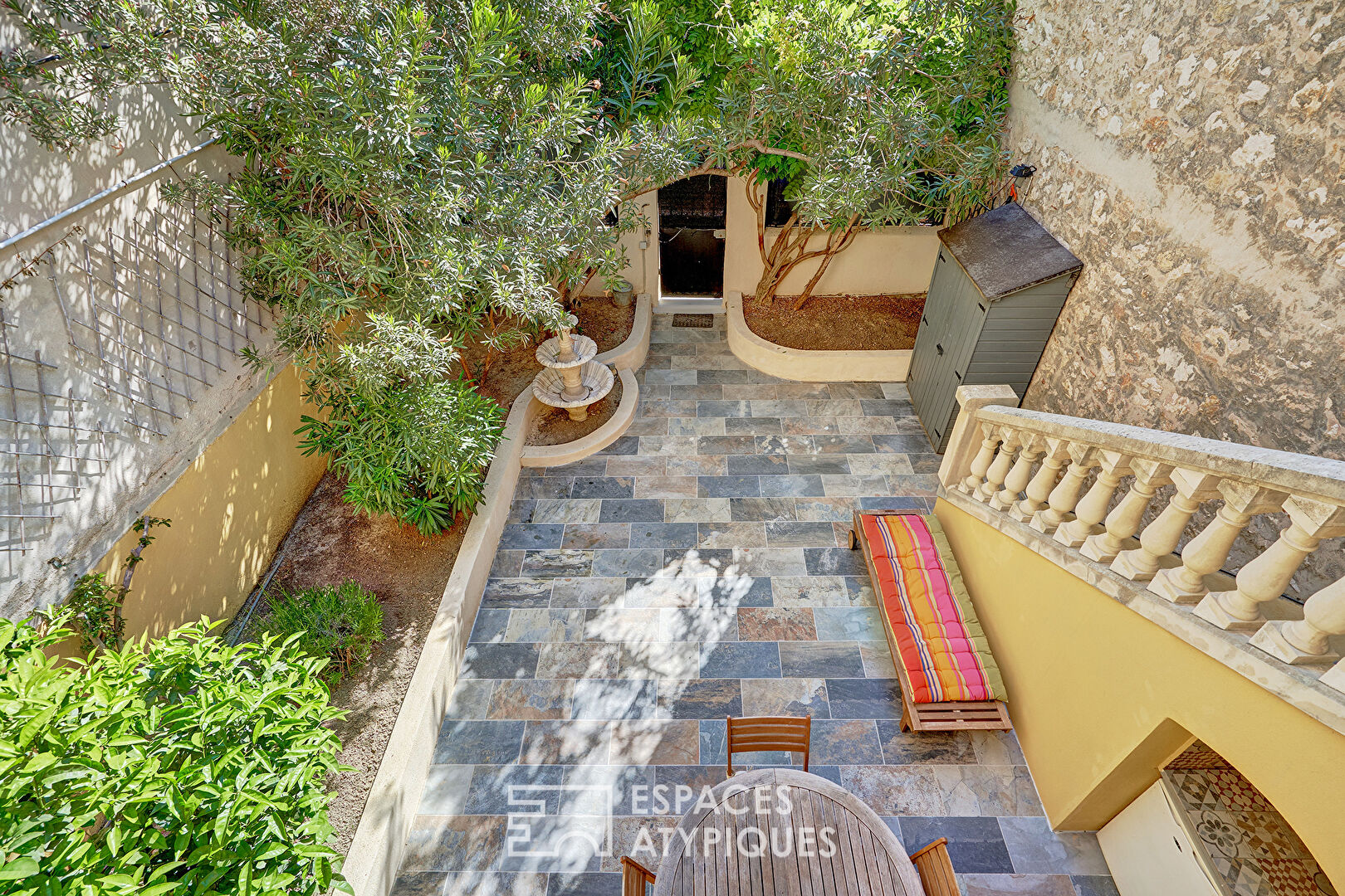 Maison de ville avec terrasse et cour