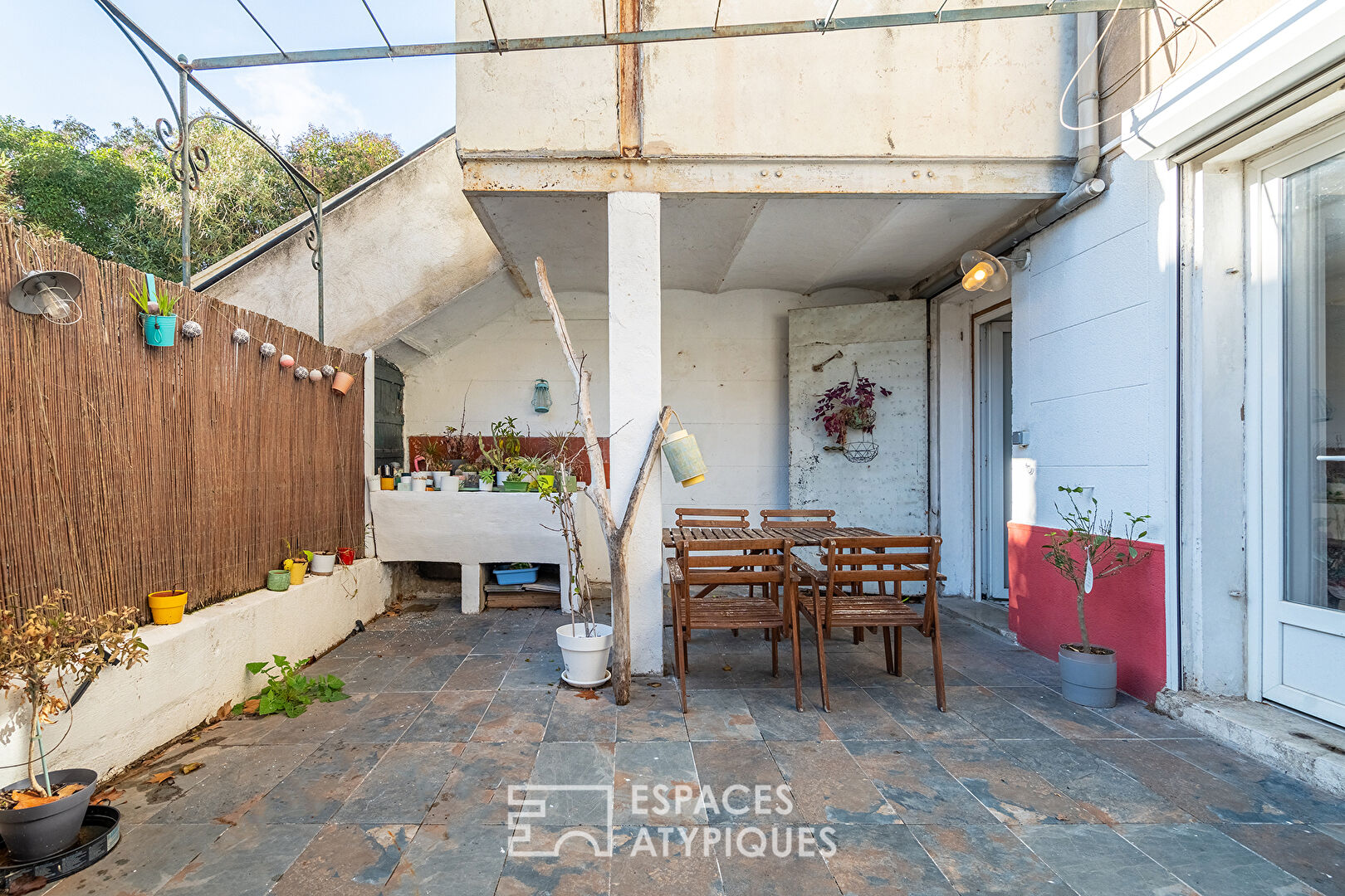 Rez-de-jardin avec terrasse dans un ancien monastère