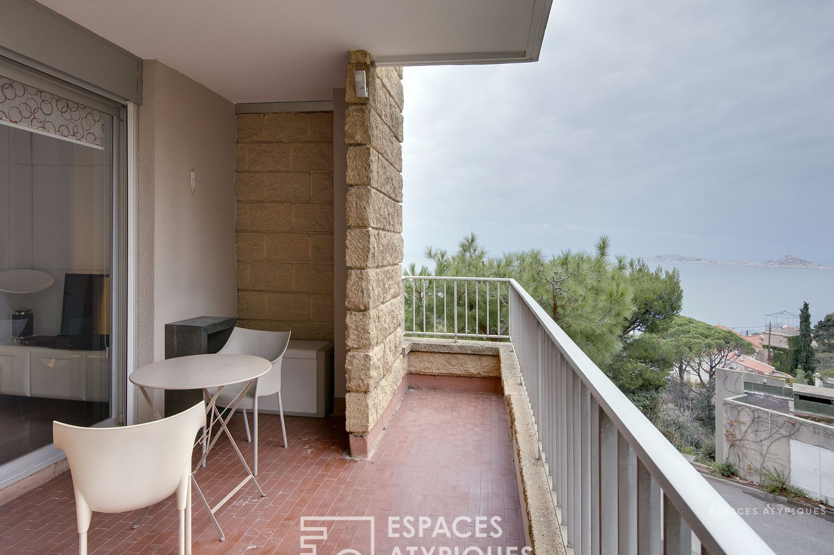 Appartement avec terrasse et vue mer.