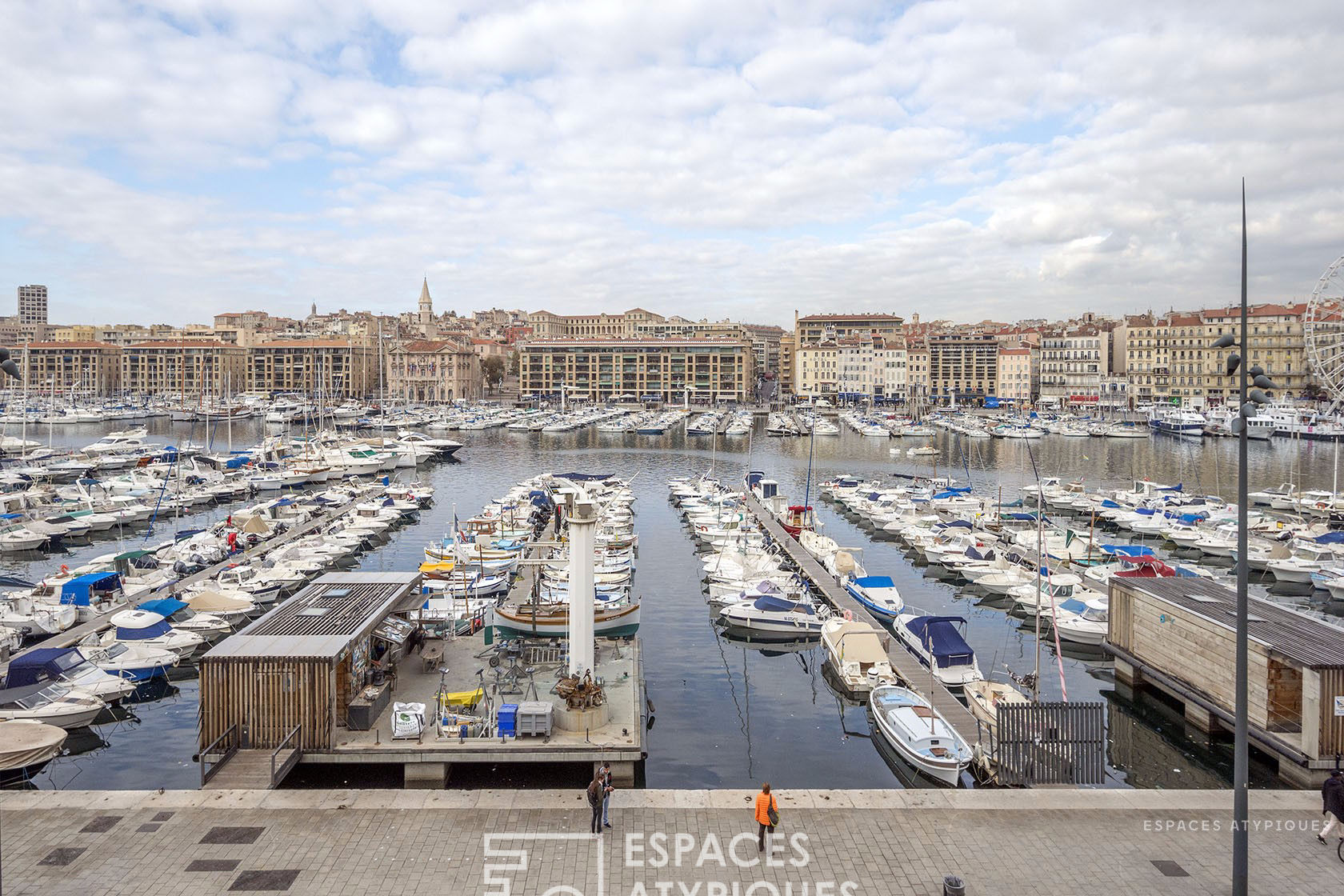 APPARTEMENT CONTEMPORAIN SUR LE VIEUX-PORT