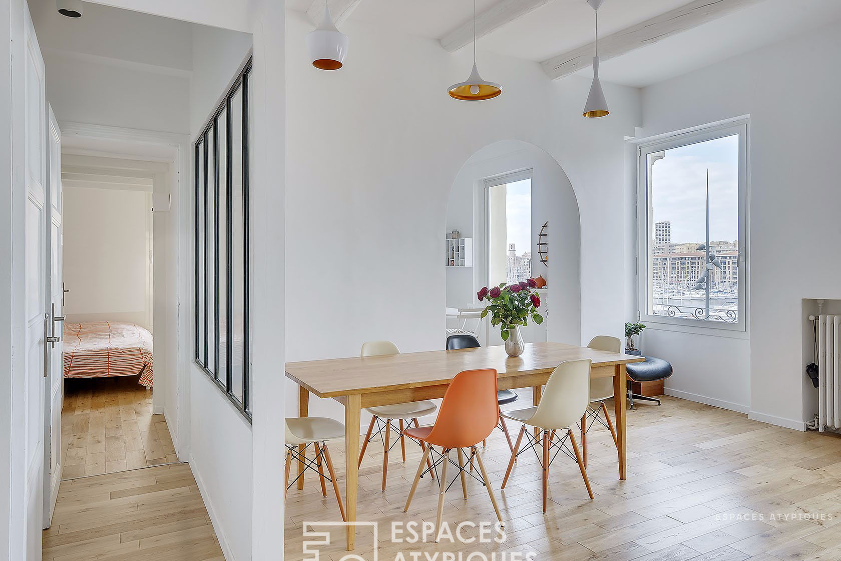 APPARTEMENT CONTEMPORAIN SUR LE VIEUX-PORT