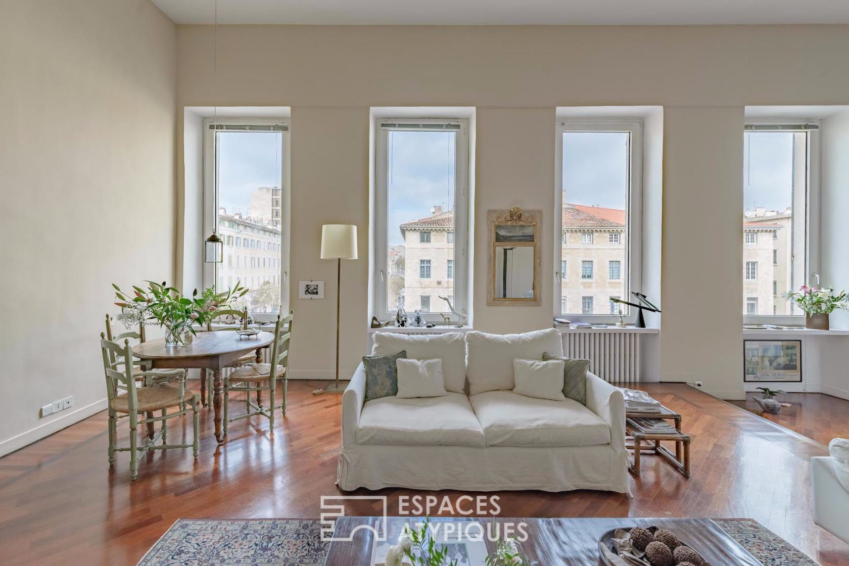 LOFT AVEC VUE DANS D’ANCIENS ARSENAUX AU VIEUX-PORT