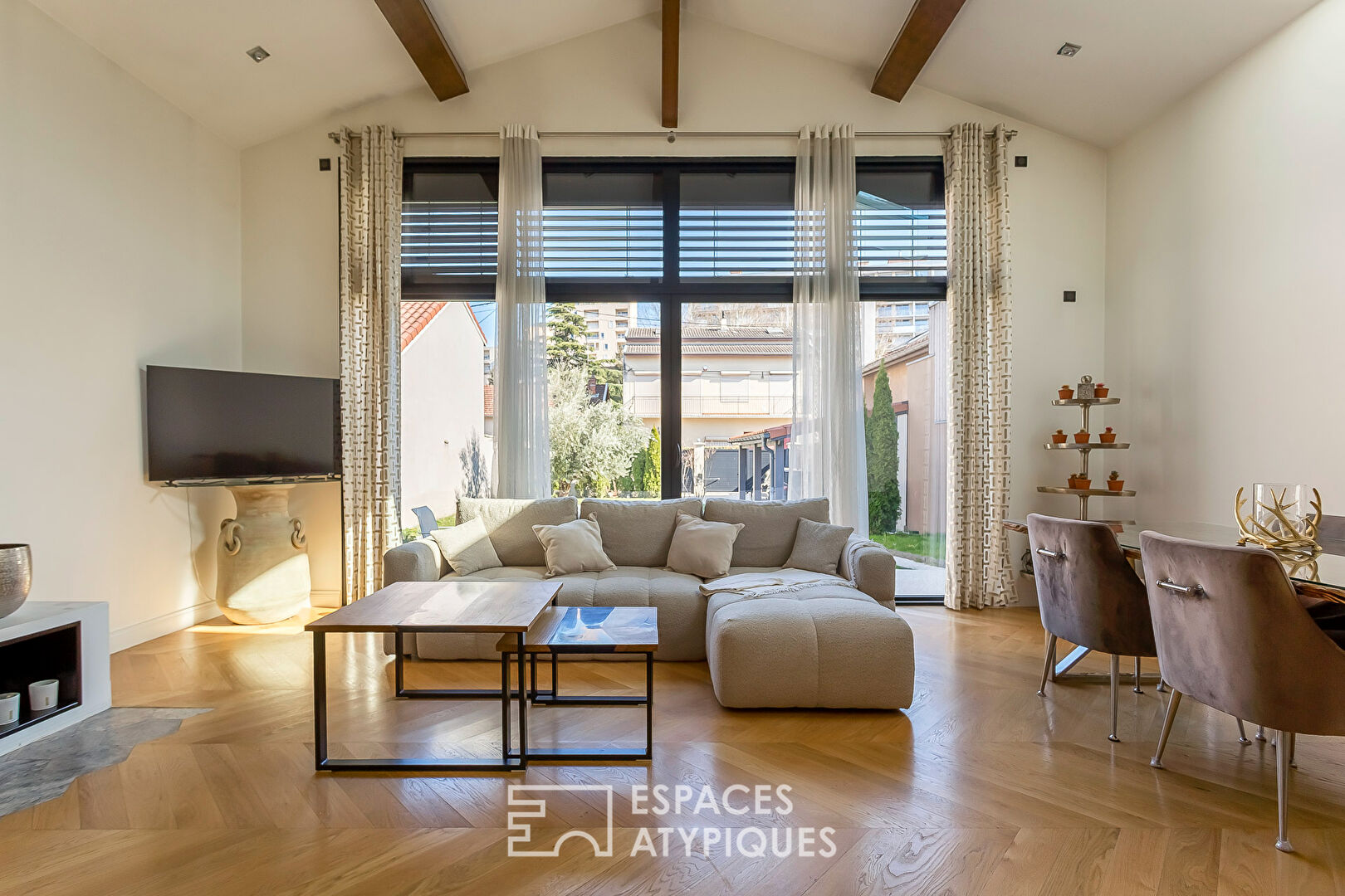 Maison contemporaine avec jardin et piscine