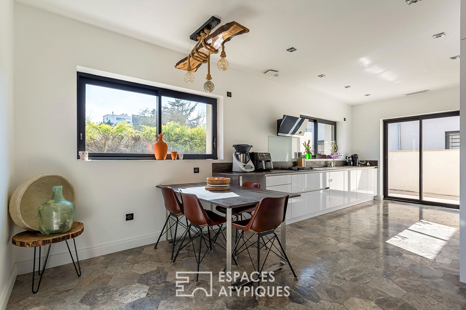 Maison contemporaine avec jardin et piscine