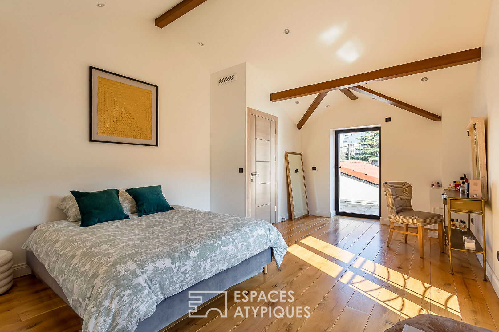 Maison contemporaine avec jardin et piscine